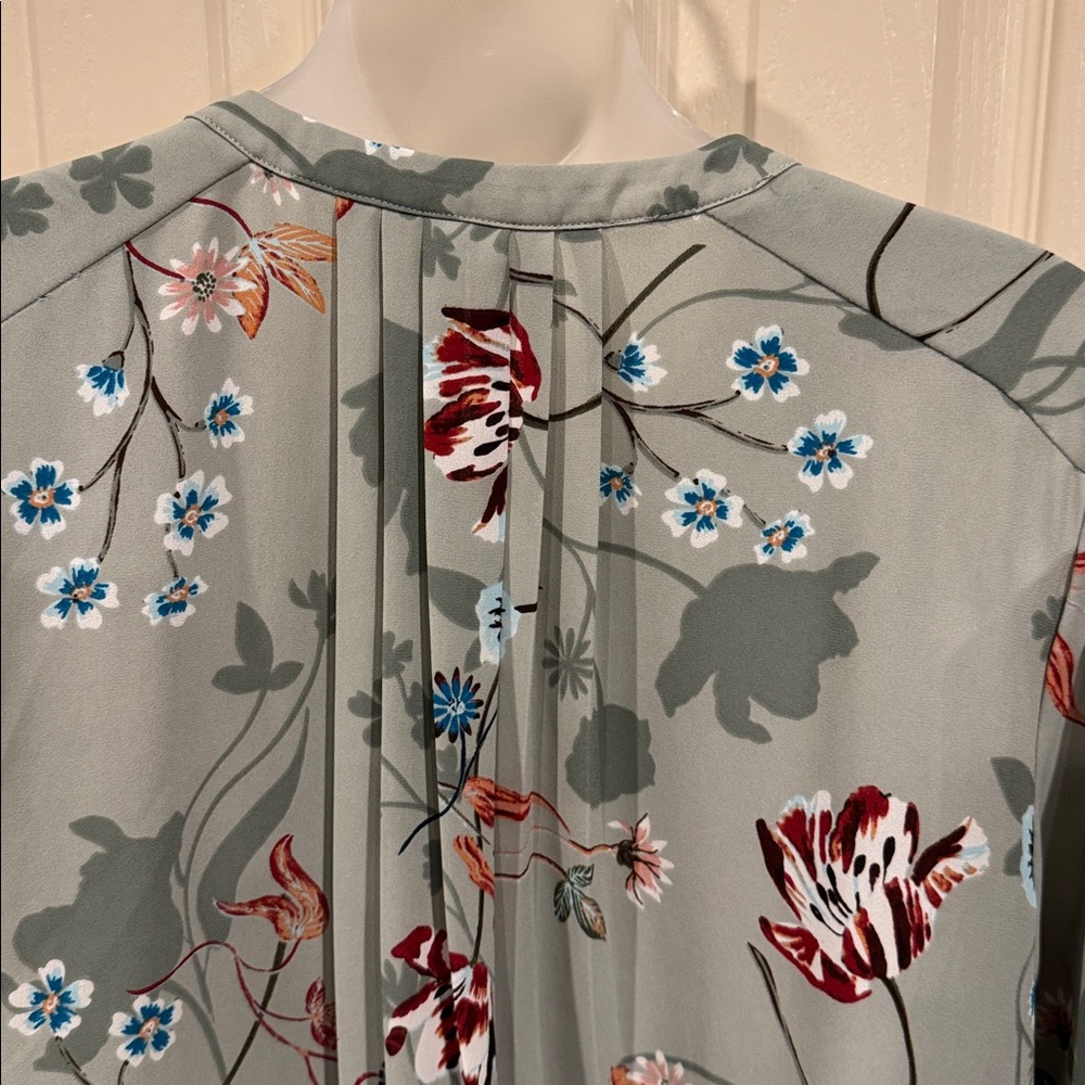 NYDJ Sage Green Floral Blouse. Sz Medium - Picture 7 of 8